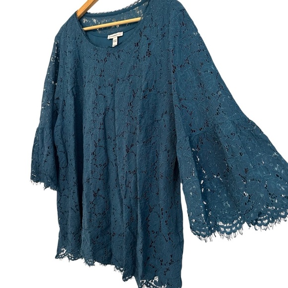 Isaac Mizrahi Women's 3X Teal Blue Lace Overlay Soft PLUS Bell Sleeve Blouse - Picture 2 of 4